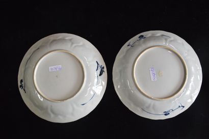 null Paire d’assiettes en porcelaine de chine époque Kangxi, 1 cheveu 22 cm.