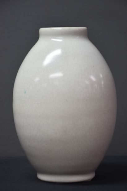 null Vase Boch Kéramis en grès monochrome craquelé blanc. Ht : 24,5 cm.