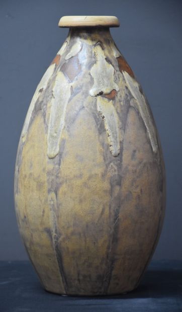 Charles Catteau (1880-1966) Charles Catteau (1880-1966). Vase en grès à décor abstrait...