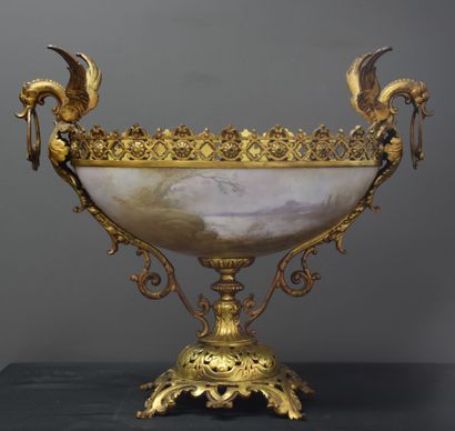 null "Coupe en porcelaine monture bronze, travail français Napoléon III, Décor floral...