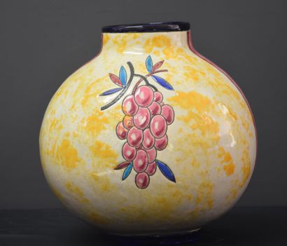 null Vase Boch Kéramis en émaux à décor de grappes de fruits. Ht :24 cm.