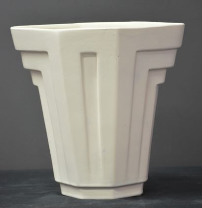 null Boch Kéramis. Rare vase monochrome blanc à gradins. Ht 23,5 cm. Forme : 110...