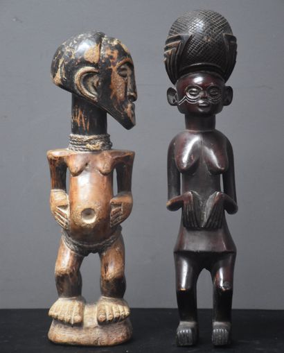 null Lot de deux fétiches africains en bois sculpté. Ht : 29 et 31 cm.