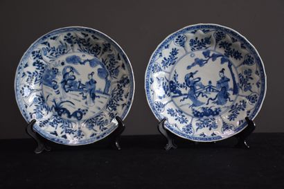 null Paire d’assiettes en porcelaine de chine époque Kangxi, 1 cheveu 22 cm.