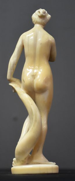 null Sculpture en ivoire ancien représentant un nu féminin dans le goût de la renaissance....