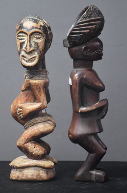 null Lot de deux fétiches africains en bois sculpté. Ht : 29 et 31 cm.