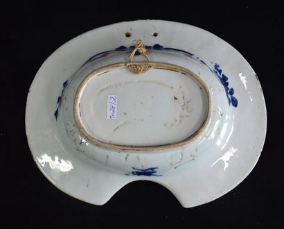 null Plat à barbe en porcelaine de Chine XVIII ème. Petites égrenures. Longueur :...