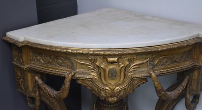 null Encoignure d'époque Napoléon III en bois et stuck doré. Tablette en marbre blanc....