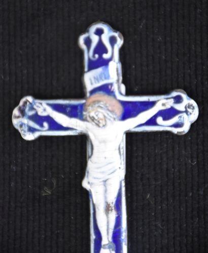 null Crucifix XVIII ème en argent émaillé d'un Christ en croix. Ht : 10 cm.