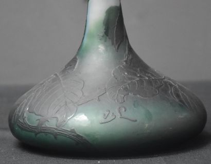 Lucien Petignot () Val-Saint-Lambert , vase dégagé à l’acide en camée, décor chardons,...