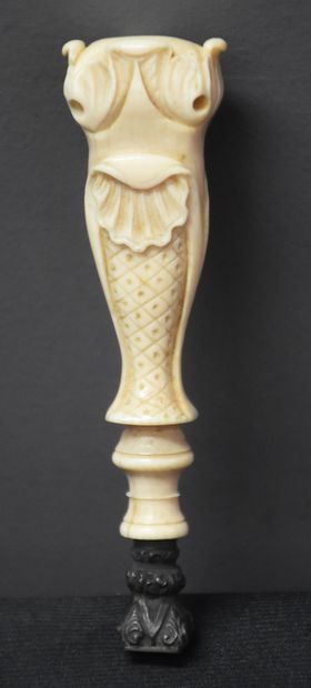 null Sceau XIX ème siècle au manche en ivoire richement sculpté. Ht : 9 cm