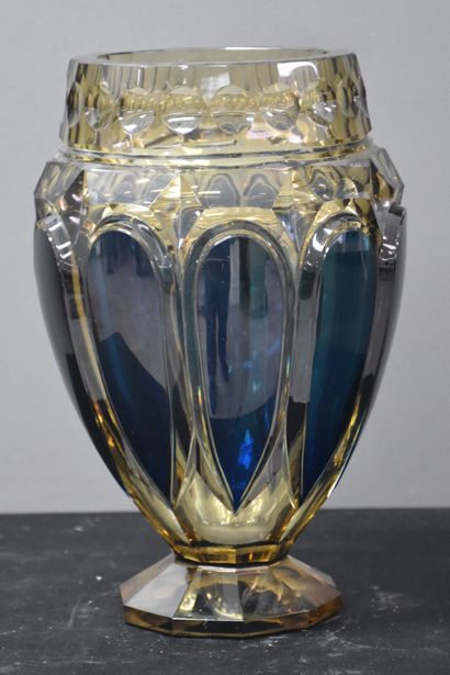 null Rare vase art déco en cristal taillé topaze et bleu du Val Saint Lambert. Porte...