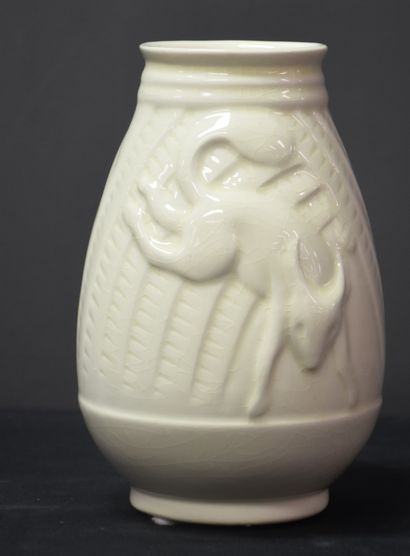 null Boch Kéramis. Rare vase monochrome blanc à décor d'écureuils en relief. Ht 27,5...