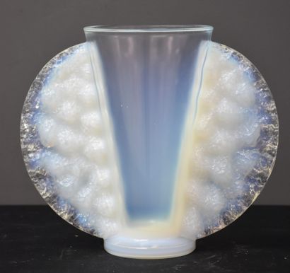 Pierre D'Avesn (1901-1990). 
Pierre D'Avesn (1901-1990). Vase art déco en verre opalescent....