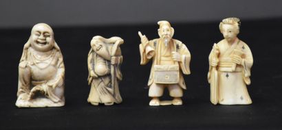 null Lot de quatre netsukés en ivoire du Japon vers 1900/1920