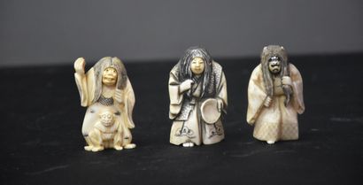 null Lot de trois Netsukés en ivoire japonais vers 1900 représentant trois personnages...