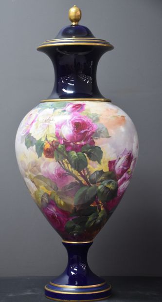 null Vase couvert en porcelaine à décor floral sur la panse. Ht : 64 cm. ( Nécessite...