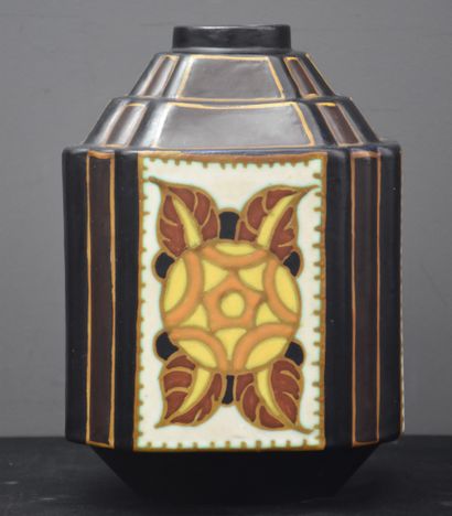 null Vase Boch Keramis Forme Géométrique à décor mat finish. Ht : 27cm Décor 111...