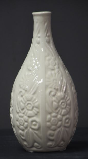 null Boch Kéramis. Vase monochrome blanc à décor stylisé de fleurs en relief Ht 23...