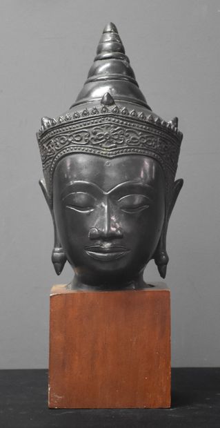 null Tête de divinité asiatique en bronze ancien. Cambodge ? Ht tête : 28 cm.
