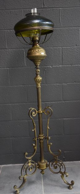 null Lampadaire en bronze 1900 avec abat-jour en verre type Lutz. Ht : 165 cm.
