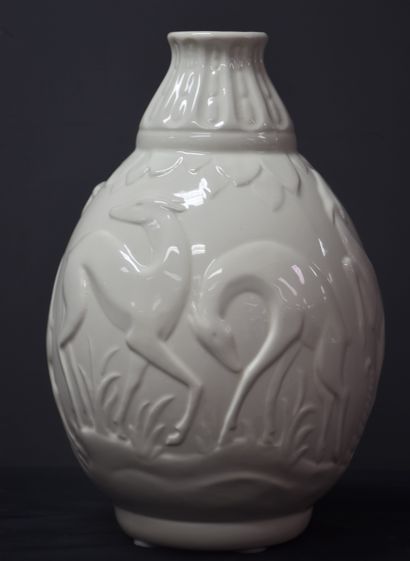 null Boch Kéramis. Rare vase monochrome blanc à décor d'oiseaux en relief. Ht : 31...