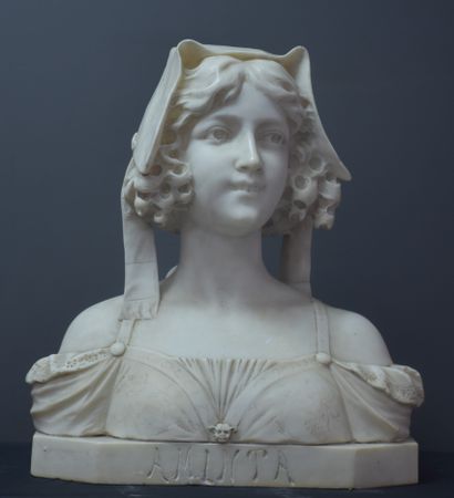 null "Aminta". Buste d'élégante art nouveau en albâtre vers 1900. Ht : 48 cm.