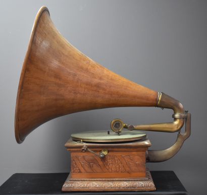 null 
Gramophone vers 1900 composé d'un rare pavillon de bois. Vendu sans garantie...