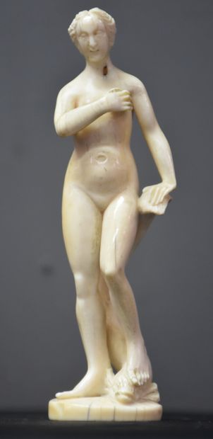 null Sculpture en ivoire ancien représentant un nu féminin dans le goût de la renaissance....