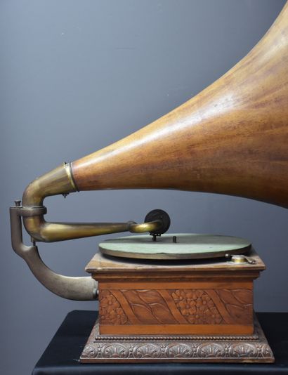 null 
Gramophone vers 1900 composé d'un rare pavillon de bois. Vendu sans garantie...