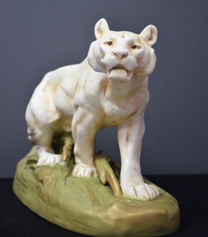 null Tigre en porcelaine de Royal Dux . Ht 24,5 cm. Longueur 40 cm.