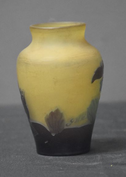 null Emile Gallé (1846-1904). Petit Vase art nouveau à décor multicouches de fleurs...