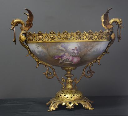 null "Coupe en porcelaine monture bronze, travail français Napoléon III, Décor floral...