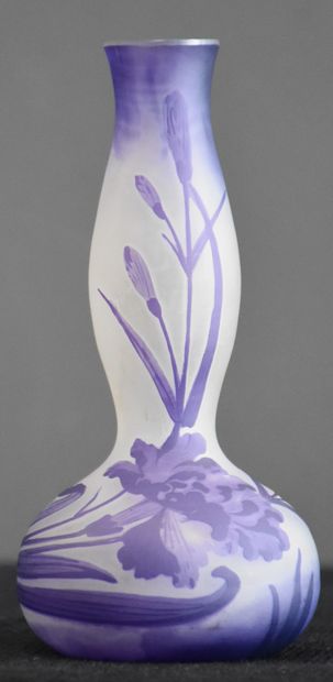 null Vase art nouveau en Val Saint Lambert dégagé à l'acide d'un décor floral. Signé...