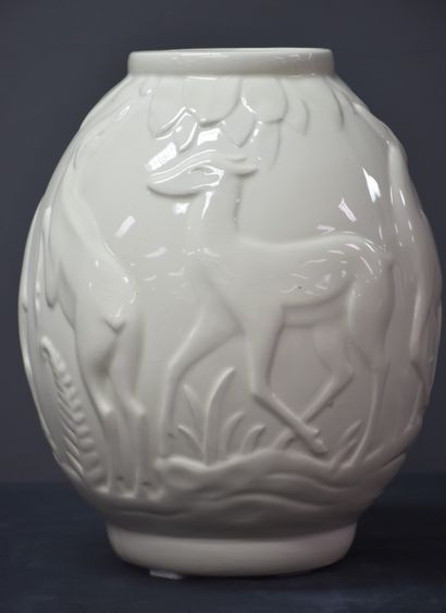 null Boch Kéramis. Rare vase monochrome blanc à décor de biches en relief. Ht 24,5...