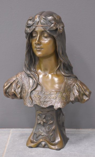 Coudray Georges (1883-1932) Georges Coudray (1883-1932). Buste en bronze d'une élégante...