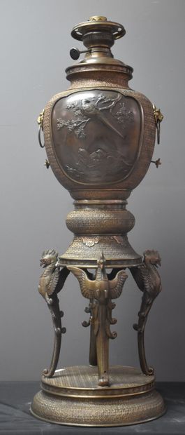 null Imposante lampe chinoise en bronze ciselé. Pied tripode signé. Ht : 77 cm.