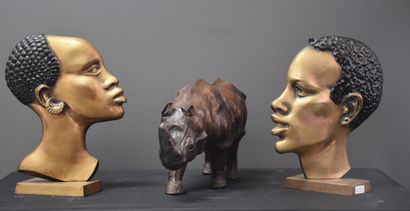 null Rhinocéros en cuir XX ème et une paire de profils africains en bronze vers 1940...