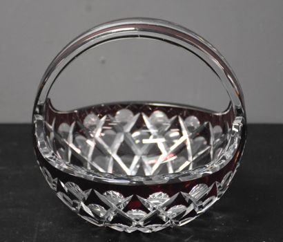 null Corbeille de fruits en cristal taillé du Val Saint Lambert. Ht : 18,5 cm.