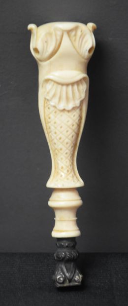null Sceau XIX ème siècle au manche en ivoire richement sculpté. Ht : 9 cm