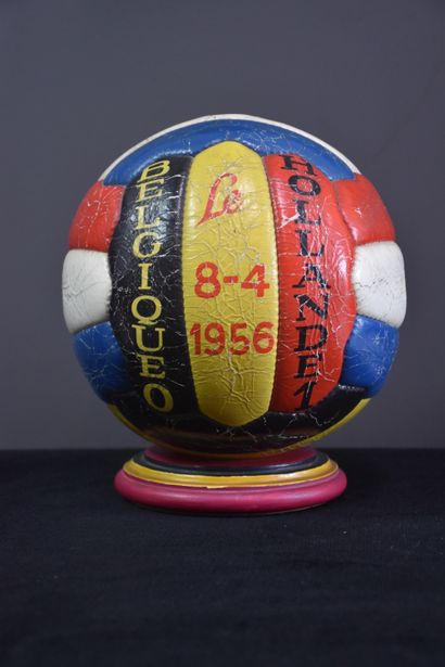 null Ballon de football vintage relié au match Belgique-Hollande du 8 avril 1956....