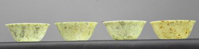 null Série de 4 bols chinois en jade "épinard ". 4 x 7 cm.