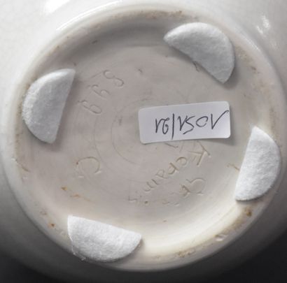 null Vase Boch Kéramis en grès monochrome craquelé blanc. Ht : 24,5 cm.