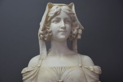 null "Aminta". Buste d'élégante art nouveau en albâtre vers 1900. Ht : 48 cm.