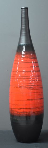 null Vase vintage rouge et noir, céramique Rigo. Ht : 58 cm.