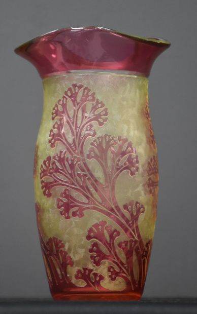null Vase en cristal Val Saint Lambert à décor floral à l’acide, modèle urane. Ht...