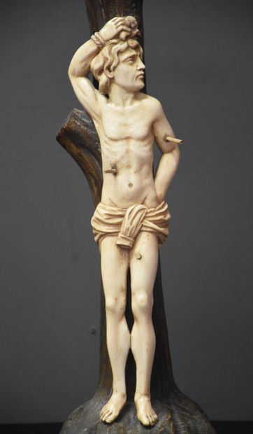null Saint Sébastien. Sculpture en bois et ivoire XIX ème siècle. Ht : 41 cm.