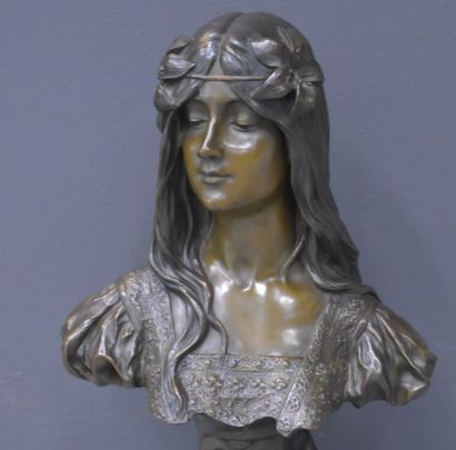 Coudray Georges (1883-1932) Georges Coudray (1883-1932). Buste en bronze d'une élégante...