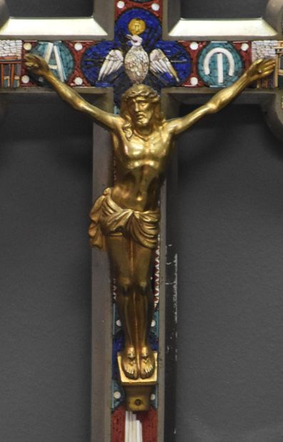 null Crucifix en bronze argenté agrémenté de quatre mosaïques sur le thème des monuments...