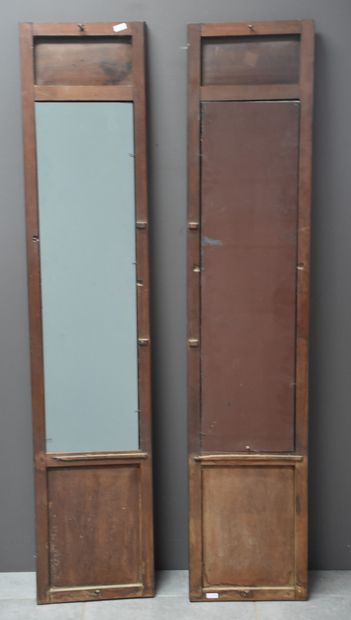 null Paire de miroirs chinois en bois sculpté. Dimensions :153 x 32 cm.